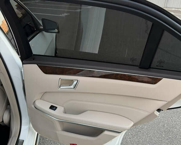 Белый Мерседес Е-Класс, объемом двигателя 3.5 л и пробегом 135 тыс. км за 23300 $, фото 23 на Automoto.ua