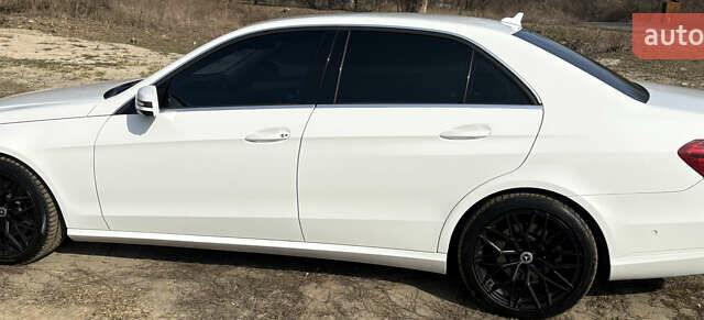 Белый Мерседес Е-Класс, объемом двигателя 2.14 л и пробегом 300 тыс. км за 15200 $, фото 14 на Automoto.ua