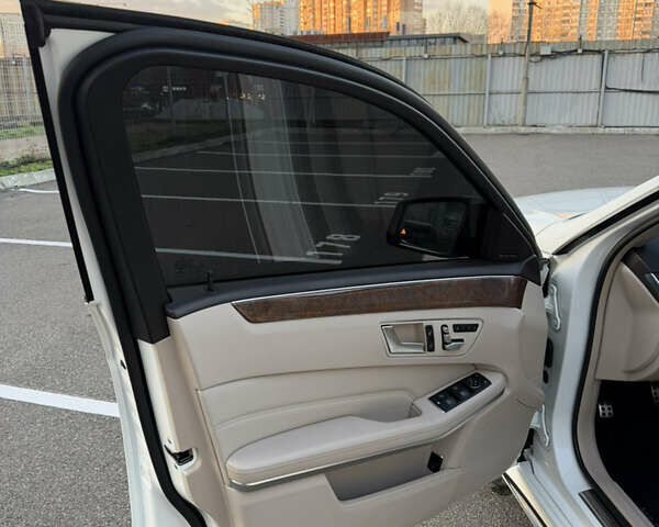 Белый Мерседес Е-Класс, объемом двигателя 3.5 л и пробегом 135 тыс. км за 23300 $, фото 13 на Automoto.ua