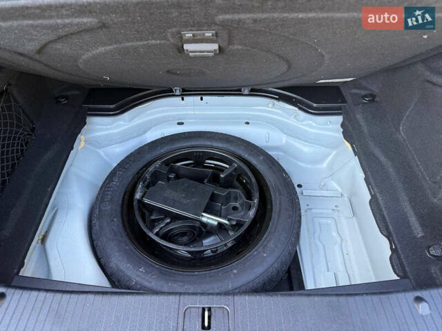 Белый Мерседес Е-Класс, объемом двигателя 2.2 л и пробегом 126 тыс. км за 21500 $, фото 39 на Automoto.ua