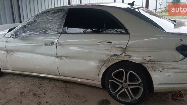 Белый Мерседес Е-Класс, объемом двигателя 2.2 л и пробегом 200 тыс. км за 9000 $, фото 2 на Automoto.ua