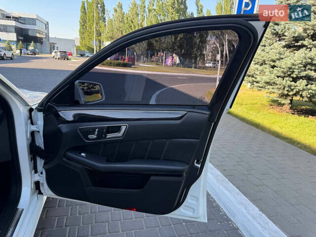 Белый Мерседес Е-Класс, объемом двигателя 2.2 л и пробегом 126 тыс. км за 21500 $, фото 49 на Automoto.ua