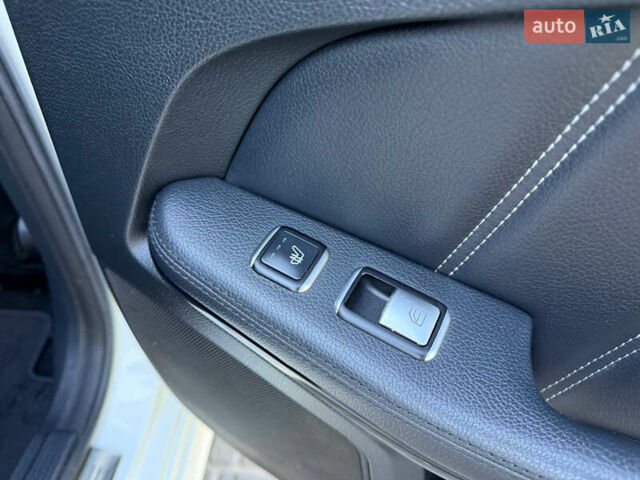 Белый Мерседес Е-Класс, объемом двигателя 2.2 л и пробегом 130 тыс. км за 20000 $, фото 43 на Automoto.ua