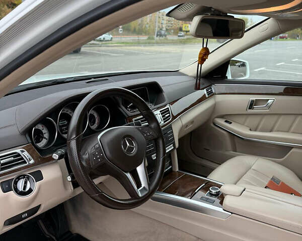 Белый Мерседес Е-Класс, объемом двигателя 2.14 л и пробегом 110 тыс. км за 22000 $, фото 5 на Automoto.ua