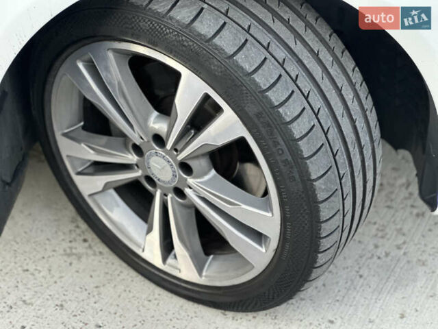 Белый Мерседес Е-Класс, объемом двигателя 2.14 л и пробегом 65 тыс. км за 26300 $, фото 10 на Automoto.ua