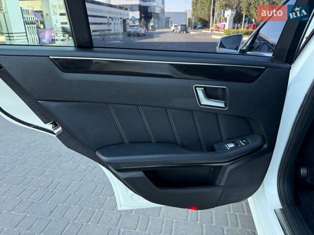 Белый Мерседес Е-Класс, объемом двигателя 2.2 л и пробегом 126 тыс. км за 21500 $, фото 25 на Automoto.ua