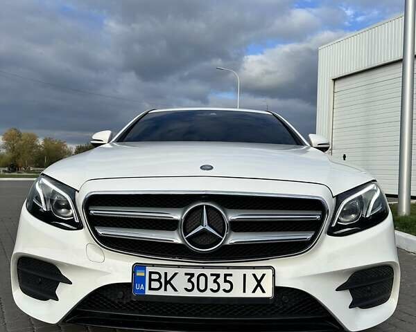 Мерседес Е-Клас 2016 у Рівному на Automoto.ua Білий Мерседес Е-Клас, об'ємом двигуна 1.99 л та пробігом 65 тис. км за 27500 $, фото 4 на Automoto.ua