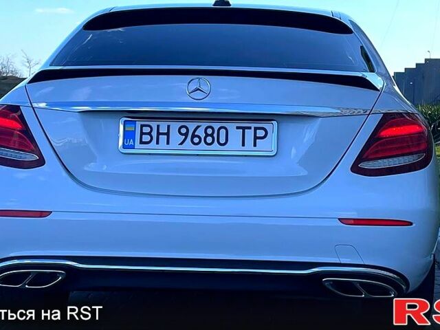 Белый Мерседес Е-Класс, объемом двигателя 2 л и пробегом 233 тыс. км за 26000 $, фото 1 на Automoto.ua