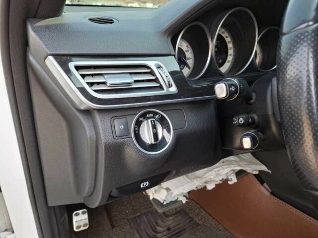 Белый Мерседес Е-Класс, объемом двигателя 2.2 л и пробегом 210 тыс. км за 5500 $, фото 14 на Automoto.ua