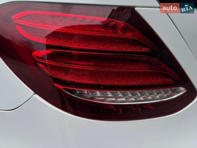 Белый Мерседес Е-Класс, объемом двигателя 1.95 л и пробегом 185 тыс. км за 30000 $, фото 8 на Automoto.ua