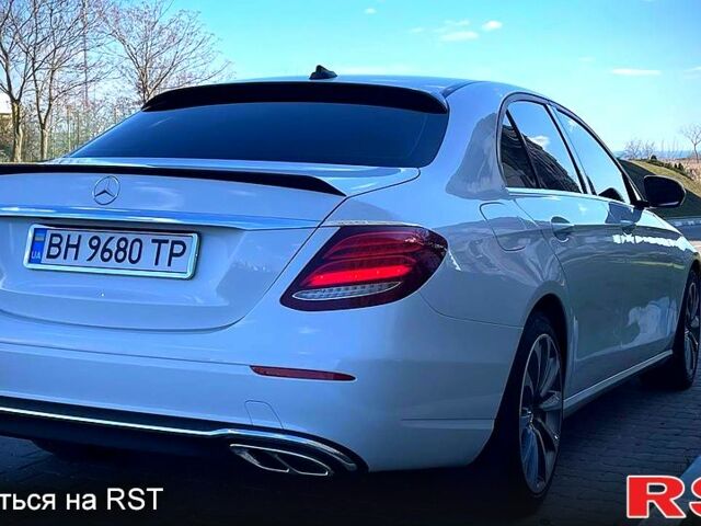 Белый Мерседес Е-Класс, объемом двигателя 2 л и пробегом 233 тыс. км за 26000 $, фото 2 на Automoto.ua