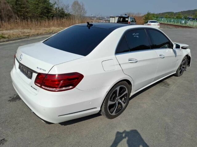 Белый Мерседес Е-Класс, объемом двигателя 2.2 л и пробегом 210 тыс. км за 5500 $, фото 2 на Automoto.ua