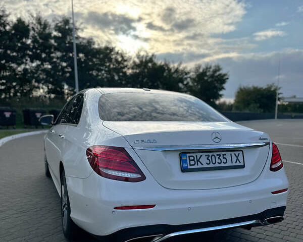 Мерседес Е-Клас 2016 у Рівному на Automoto.ua Білий Мерседес Е-Клас, об'ємом двигуна 1.99 л та пробігом 65 тис. км за 27500 $, фото 14 на Automoto.ua