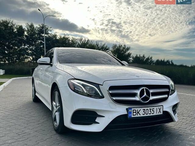 Білий Мерседес Е-Клас, об'ємом двигуна 1.99 л та пробігом 65 тис. км за 27499 $, фото 1 на Automoto.ua