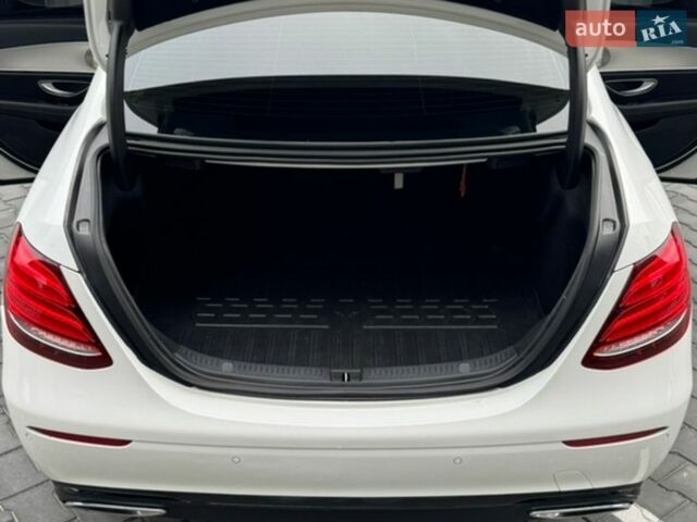 Белый Мерседес Е-Класс, объемом двигателя 1.95 л и пробегом 185 тыс. км за 30000 $, фото 7 на Automoto.ua