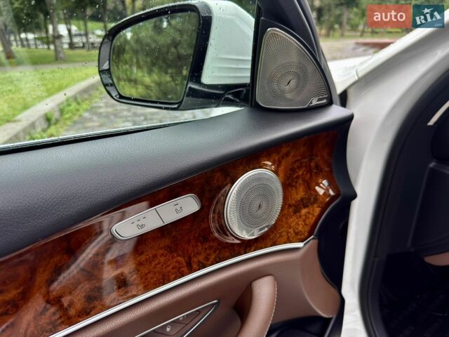 Белый Мерседес Е-Класс, объемом двигателя 2 л и пробегом 115 тыс. км за 25333 $, фото 103 на Automoto.ua