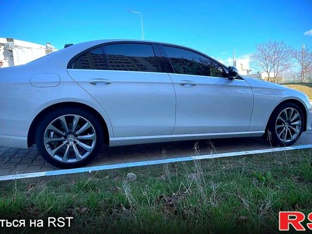 Белый Мерседес Е-Класс, объемом двигателя 2 л и пробегом 233 тыс. км за 26000 $, фото 3 на Automoto.ua