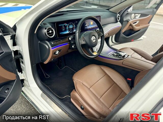 Белый Мерседес Е-Класс, объемом двигателя 2 л и пробегом 99 тыс. км за 31900 $, фото 4 на Automoto.ua