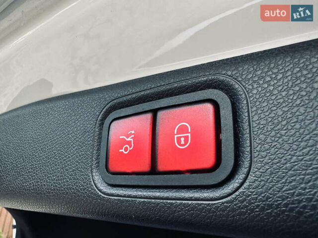 Белый Мерседес Е-Класс, объемом двигателя 2 л и пробегом 52 тыс. км за 33000 $, фото 25 на Automoto.ua