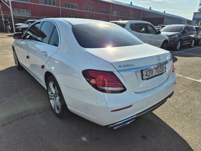 Белый Мерседес Е-Класс, объемом двигателя 2 л и пробегом 117 тыс. км за 18000 $, фото 7 на Automoto.ua