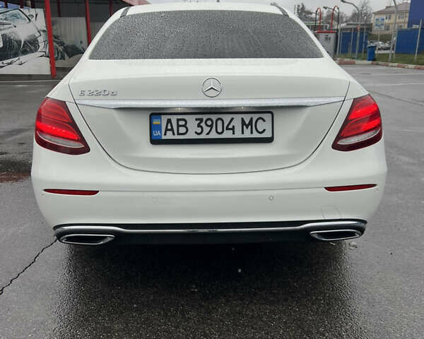 Белый Мерседес Е-Класс, объемом двигателя 1.95 л и пробегом 125 тыс. км за 28500 $, фото 6 на Automoto.ua