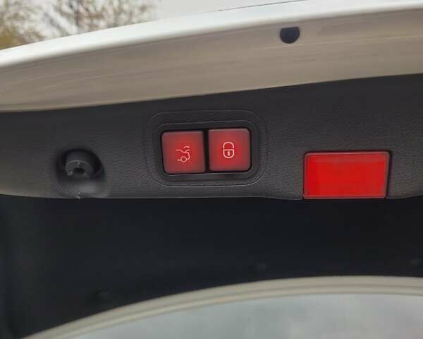Білий Мерседес Е-Клас, об'ємом двигуна 2 л та пробігом 213 тис. км за 18990 $, фото 27 на Automoto.ua