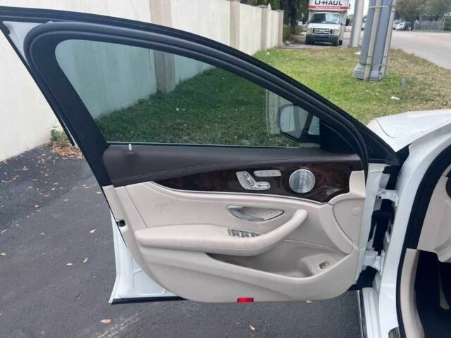 Белый Мерседес Е-Класс, объемом двигателя 2 л и пробегом 59 тыс. км за 6400 $, фото 8 на Automoto.ua