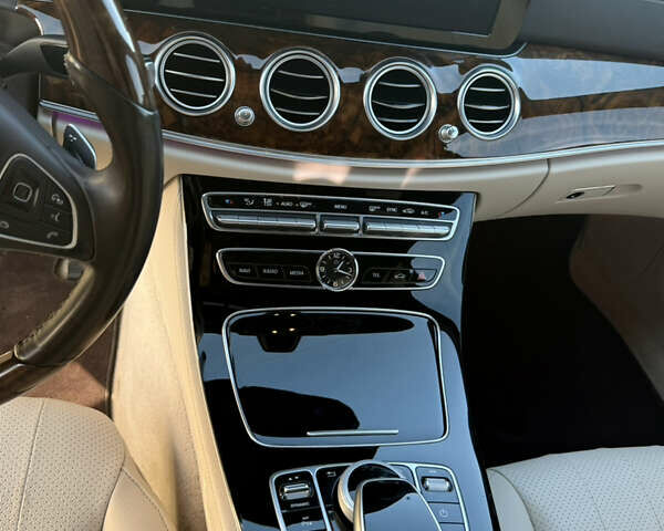 Белый Мерседес Е-Класс, объемом двигателя 2 л и пробегом 85 тыс. км за 22500 $, фото 13 на Automoto.ua