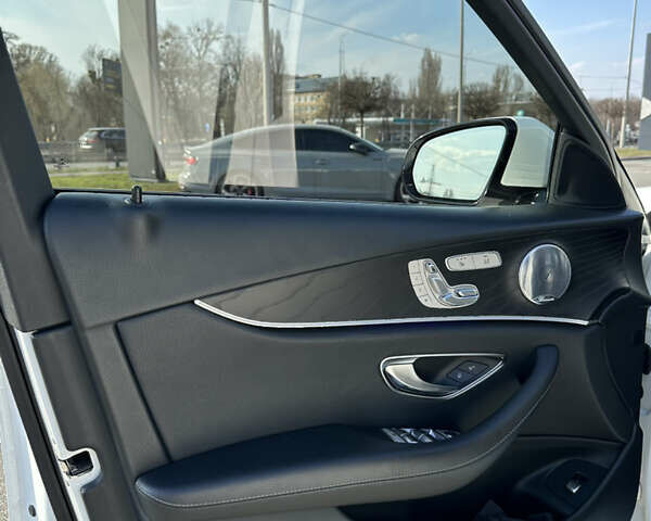 Белый Мерседес Е-Класс, объемом двигателя 2 л и пробегом 94 тыс. км за 34999 $, фото 9 на Automoto.ua