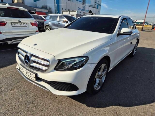 Белый Мерседес Е-Класс, объемом двигателя 2 л и пробегом 117 тыс. км за 18000 $, фото 3 на Automoto.ua