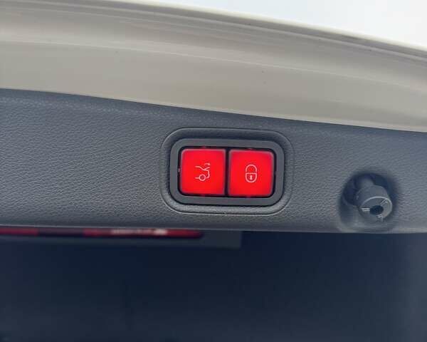 Белый Мерседес Е-Класс, объемом двигателя 2 л и пробегом 89 тыс. км за 33499 $, фото 9 на Automoto.ua