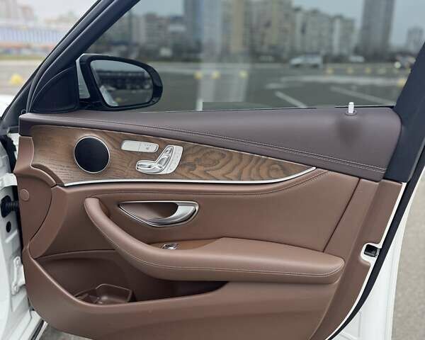 Белый Мерседес Е-Класс, объемом двигателя 2 л и пробегом 89 тыс. км за 33499 $, фото 25 на Automoto.ua