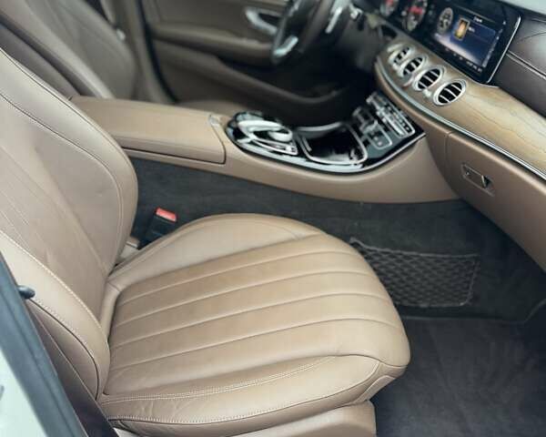 Белый Мерседес Е-Класс, объемом двигателя 2 л и пробегом 89 тыс. км за 33499 $, фото 24 на Automoto.ua