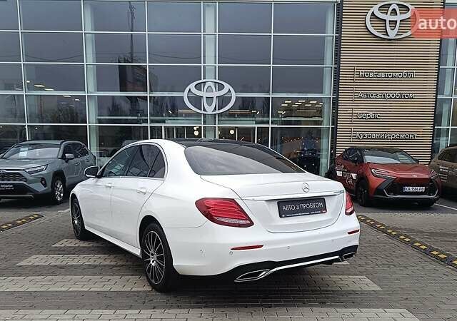 Белый Мерседес Е-Класс, объемом двигателя 1.99 л и пробегом 194 тыс. км за 27856 $, фото 1 на Automoto.ua