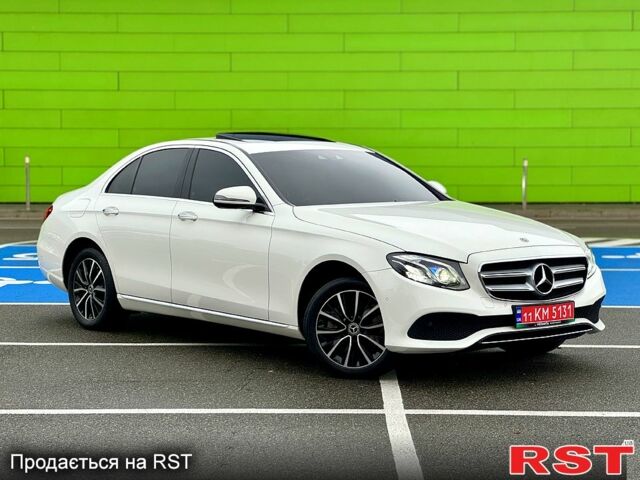 Белый Мерседес Е-Класс, объемом двигателя 2 л и пробегом 99 тыс. км за 31900 $, фото 1 на Automoto.ua