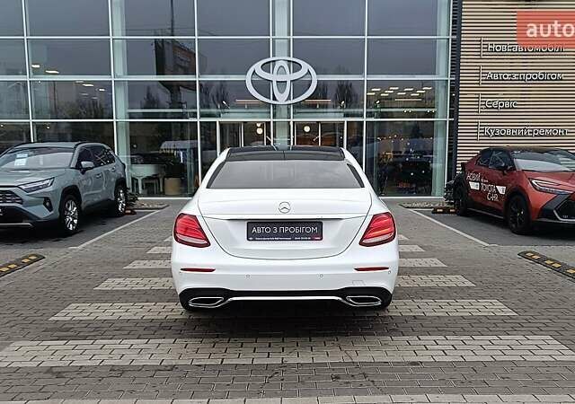 Белый Мерседес Е-Класс, объемом двигателя 1.99 л и пробегом 194 тыс. км за 27856 $, фото 2 на Automoto.ua