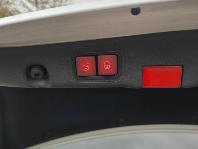 Белый Мерседес Е-Класс, объемом двигателя 2 л и пробегом 240 тыс. км за 19999 $, фото 6 на Automoto.ua