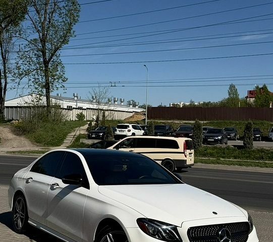 Білий Мерседес Е-Клас, об'ємом двигуна 2 л та пробігом 32 тис. км за 30200 $, фото 17 на Automoto.ua