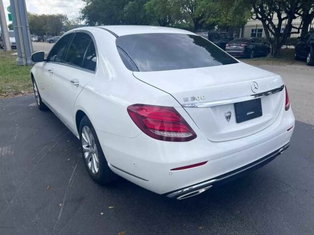 Белый Мерседес Е-Класс, объемом двигателя 2 л и пробегом 59 тыс. км за 6400 $, фото 2 на Automoto.ua