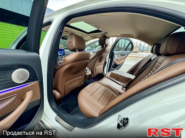 Белый Мерседес Е-Класс, объемом двигателя 2 л и пробегом 99 тыс. км за 31900 $, фото 6 на Automoto.ua