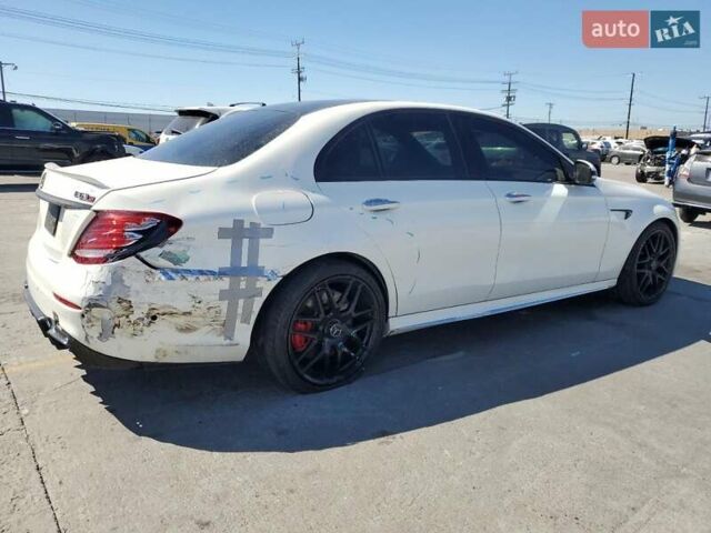 Белый Мерседес Е-Класс, объемом двигателя 3.98 л и пробегом 84 тыс. км за 30000 $, фото 3 на Automoto.ua