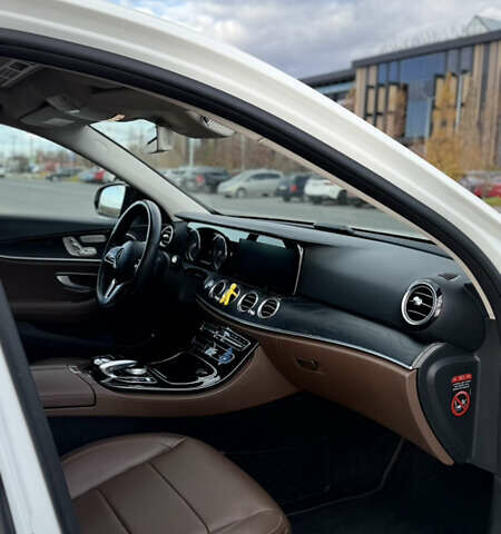 Белый Мерседес Е-Класс, объемом двигателя 1.95 л и пробегом 191 тыс. км за 30000 $, фото 3 на Automoto.ua