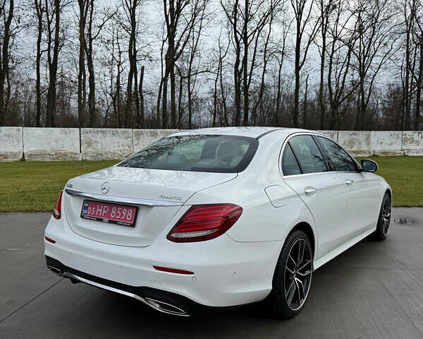 Белый Мерседес Е-Класс, объемом двигателя 1.99 л и пробегом 121 тыс. км за 25000 $, фото 6 на Automoto.ua