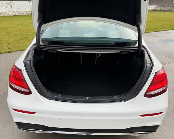 Белый Мерседес Е-Класс, объемом двигателя 1.99 л и пробегом 121 тыс. км за 25000 $, фото 18 на Automoto.ua