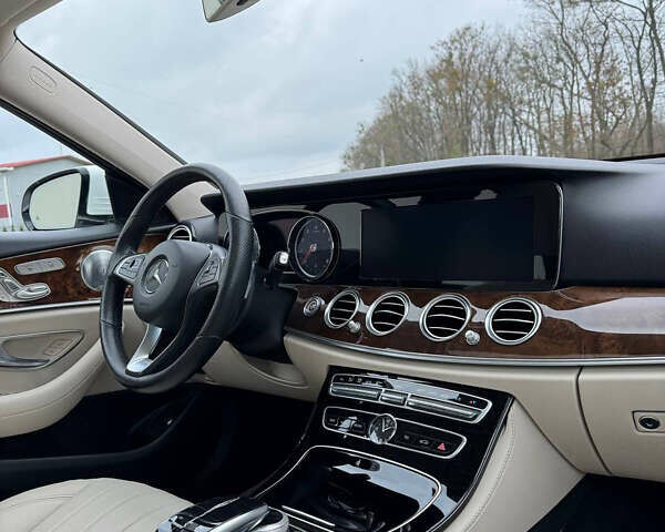 Белый Мерседес Е-Класс, объемом двигателя 1.99 л и пробегом 121 тыс. км за 25000 $, фото 12 на Automoto.ua