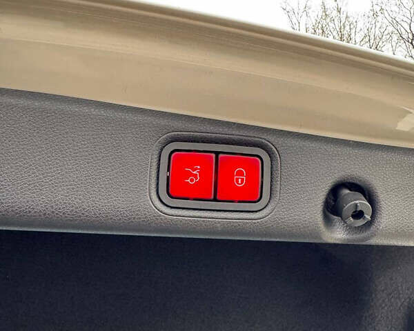 Белый Мерседес Е-Класс, объемом двигателя 1.99 л и пробегом 121 тыс. км за 25000 $, фото 19 на Automoto.ua