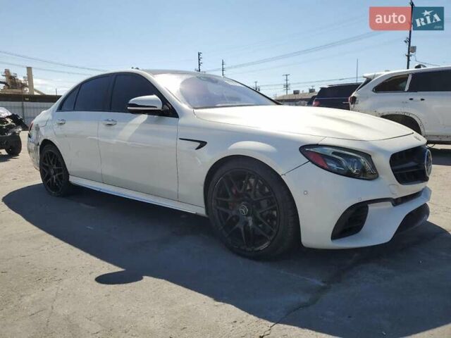 Белый Мерседес Е-Класс, объемом двигателя 3.98 л и пробегом 84 тыс. км за 30000 $, фото 1 на Automoto.ua