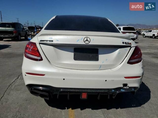 Белый Мерседес Е-Класс, объемом двигателя 3.98 л и пробегом 84 тыс. км за 30000 $, фото 5 на Automoto.ua