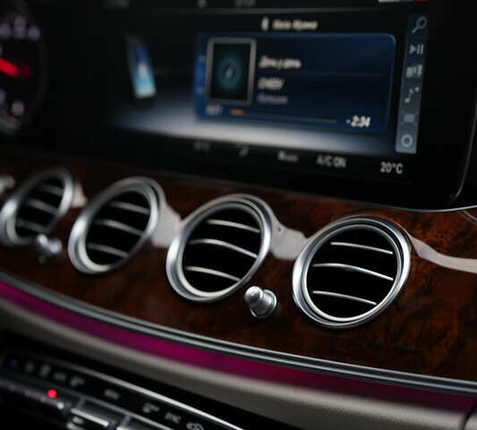 Белый Мерседес Е-Класс, объемом двигателя 2 л и пробегом 32 тыс. км за 36999 $, фото 91 на Automoto.ua