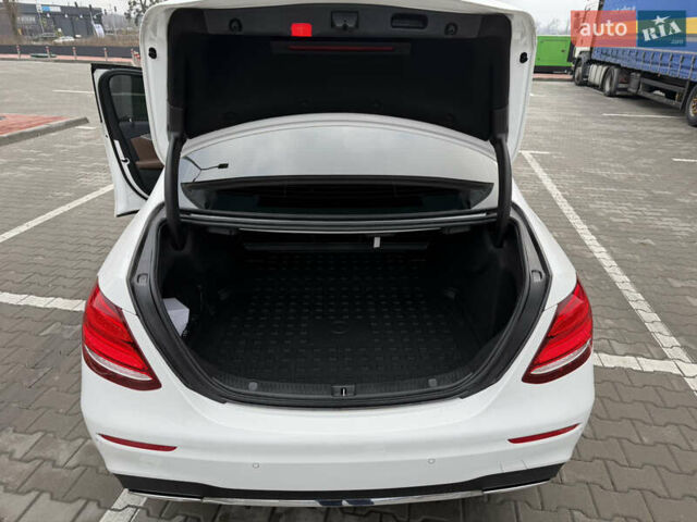 Белый Мерседес Е-Класс, объемом двигателя 1.6 л и пробегом 68 тыс. км за 34800 $, фото 15 на Automoto.ua